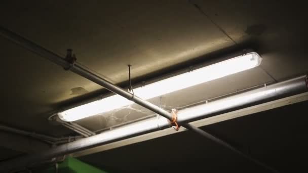 令人毛骨悚然的恐怖地下停车场的灯光闪烁 — 图库视频影像