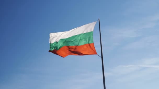 Die bulgarische Flagge weht bei starkem Wind. Bulgarische Flagge als Symbol des Patriotismus — Stockvideo