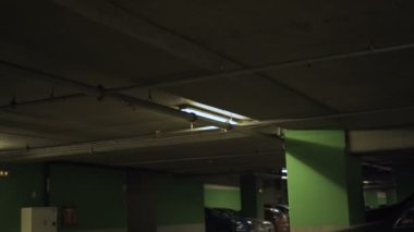 Neon Işıkları Ürkütücü Dehşet 'te titreşiyor Yeraltı otoparkında arabalarla