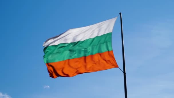 Bulgariska fana på svart flaggstång viftar mycket snabbt — Stockvideo