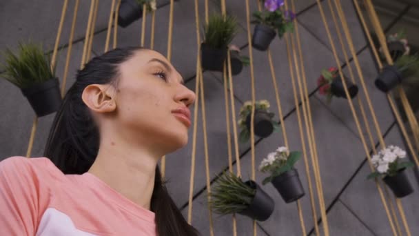 Hermosa mujer esperando nerviosamente a alguien en un café — Vídeos de Stock