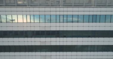 Modern ofis binasının pencerelerini temizler