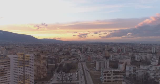 Immeubles résidentiels à Sofia avec coucher de soleil pittoresque — Video