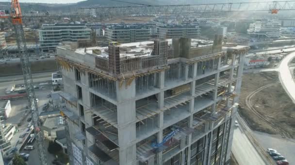 Obytné budovy staveniště s jeřáby s pracovní věží v Business Park Sofia, Bulharsko — Stock video