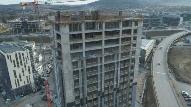 Construcción de grúas torre en la construcción de casa de varios pisos o edificio de oficinas en Business Park Sofia, Bulgaria — Vídeo de stock