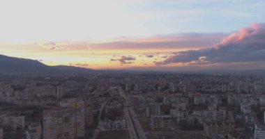 Sofya 'da, dağların yakınında, günbatımının güzel olduğu yerleşim yerleri.