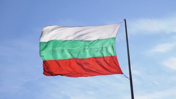 Bulharská vlajka na vlajkovém stožáru s vlajkou vlnící se ve větru — Stock video