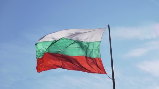 Bułgarski trójkolorowy sztandar na maszcie flagowym — Wideo stockowe