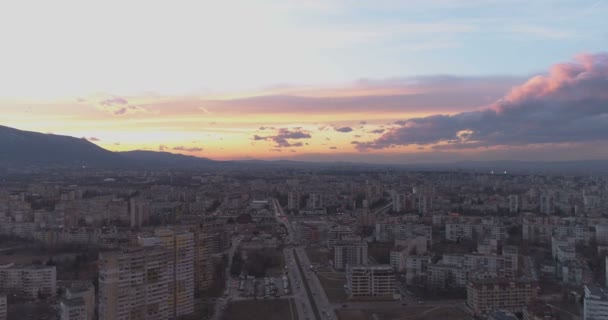 Budynki mieszkalne w dzielnicy Sofia w pobliżu gór z pięknym zachodem słońca — Wideo stockowe