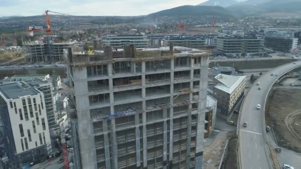 Tower Crane pracuje na vícepodlažní administrativní budově Business Park Sofia, Bulharsko — Stock video