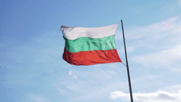 Bulgar Bayrağı güneşli bir günde rüzgarda hareket ediyor — Stok video