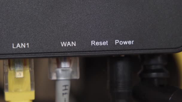 Conexão de internet com roteador wlan no escritório em casa — Vídeo de Stock