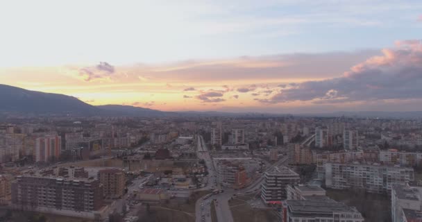 Barrio en Sofía Bulgaria con altos edificios residenciales — Vídeo de stock