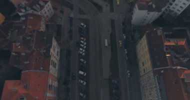 Bulgaristan 'ın Sofya kentindeki kavşağa giren caddede taksi sürüyor. Gün batımında toplu taşıma ve trafik