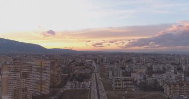 Bulgaristan 'ın Sofya kentinde güzel renkli günbatımı bulutları