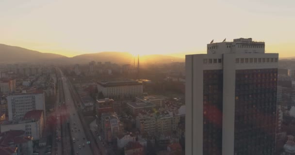 Magas irodaház ablakok tükrözik naplemente fény Szófiában, Bulgáriában — Stock videók
