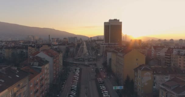 Színes épületek naplementekor gyönyörű körforgalom Szófiában, Bulgáriában — Stock videók