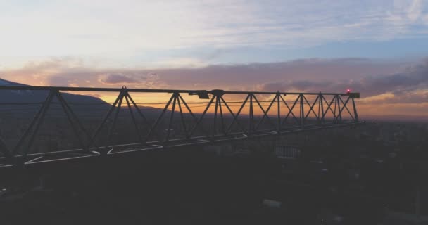 Dettagliato braccio gru a torre al tramonto contro il cielo colorato a Sofia, Bulgaria — Video Stock