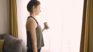 Fitness Esmer Kadın Evde Ağırlıklarla Vücut Çalıştırıyor
