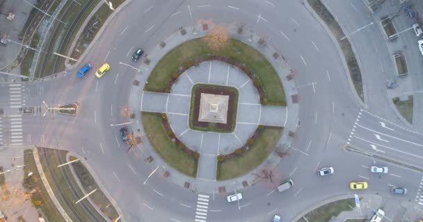 Paysage urbain au coucher du soleil avec circulation paisible au rond-point — Video