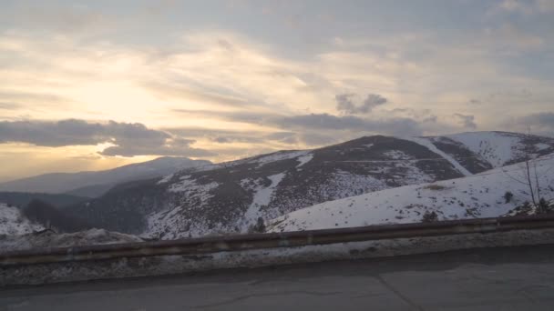 Samice běžec běhání v horách s malebným západem slunce pevnina přes zasněžené vrcholky hor — Stock video