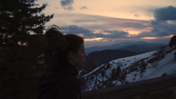 Vue rapprochée de la femme de course contre le coucher de soleil incroyable dans les montagnes . — Video