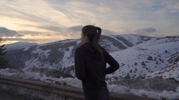 Kvinnlig löpare med hästsvans joggar på solnedgången i kall vinterkväll — Stockvideo