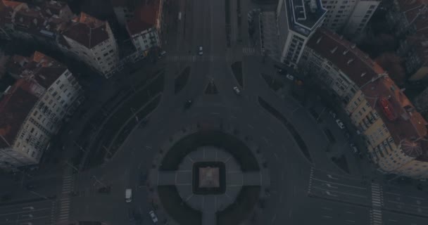 Vista noturna da junção rodoviária e do tráfego ao pôr do sol com a construção refletindo em Sófia, Bulgária — Vídeo de Stock