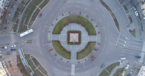 Via expressa com rodovia rotunda na cidade à noite. Sofia, Bulgária — Vídeo de Stock