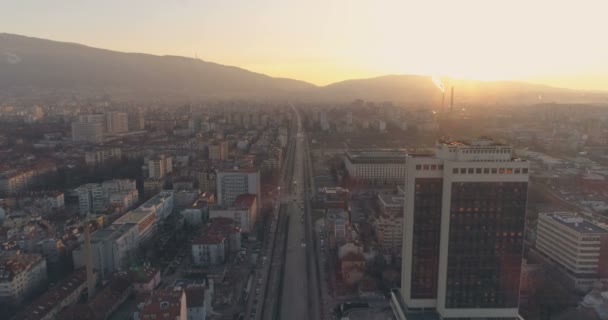 ソフィア、ブルガリアの高層オフィスビルと道路や交差点 — ストック動画