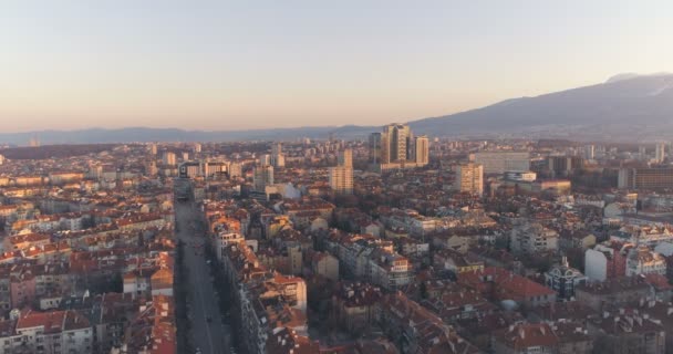 Techos rojos al atardecer contra la montaña en Sofía, Bulgaria — Vídeos de Stock