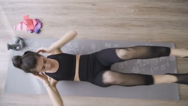 Fit vrouw doet lage buikspieren intense training, cardiotraining — Stockvideo