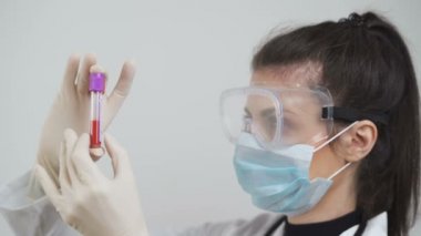 Kadın araştırmacı, Coronavirus için aşı üzerinde çalışan bilim adamı, Covid-19