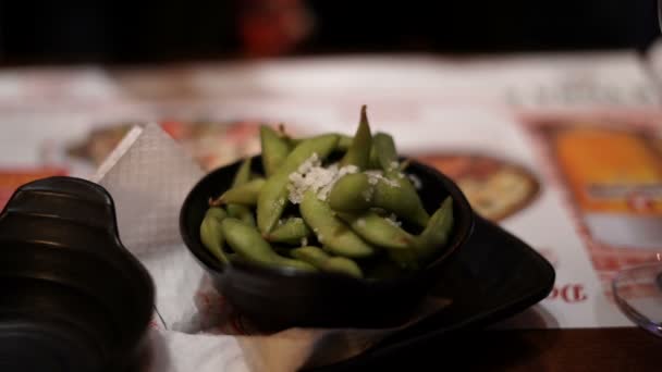 Prato vegetariano com feijão verde e sal marinho e restaurante chique — Vídeo de Stock