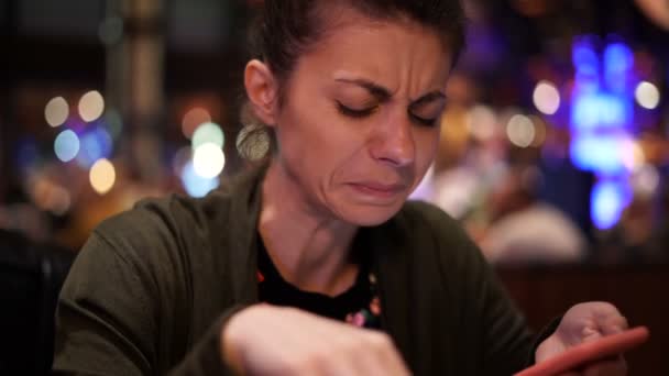 Kobieta robi obrzydliwą minę podczas posiłku w restauracji opuszczając jedzenie po — Wideo stockowe