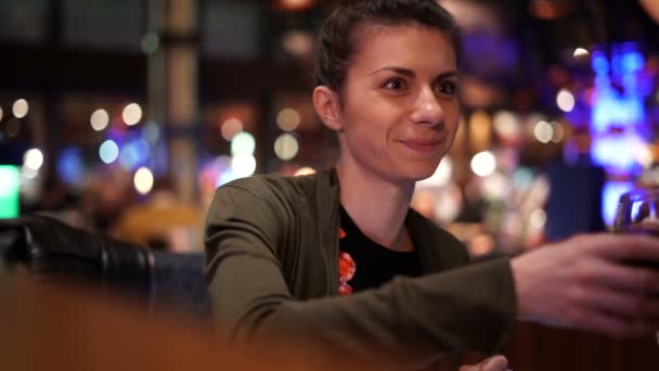 Femme réfléchie prenant une gorgée de vin rouge, dînant au restaurant — Video