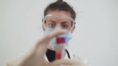 Coronavirus Covi-19 hastalığının tedavisini ara. Sars-Cov-2 için PCR testleri