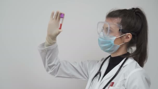 Pesquisador realizando exames de sangue no laboratório médico moderno, testes coronavírus SARS-CoV-2 — Vídeo de Stock