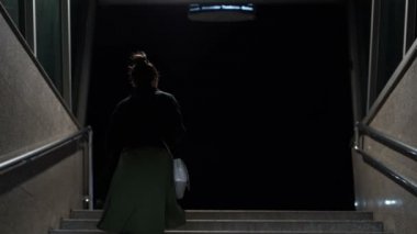 Geceleyin metro merdivenlerinde tek başına yürüyen bir kadın. Korku, adam kaçırma konsepti.