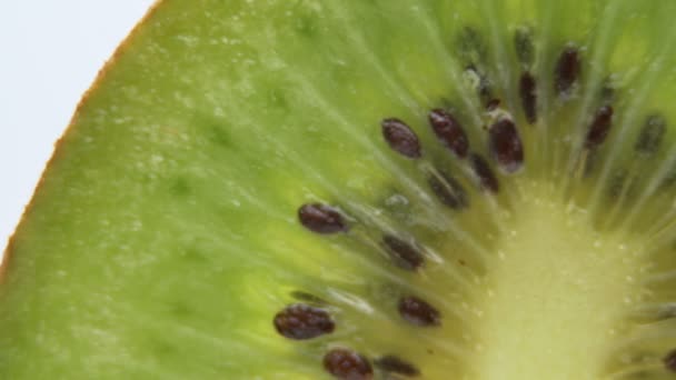 Macro Vista del jugoso kiwi en rodajas dulces sobre fondo blanco — Vídeos de Stock