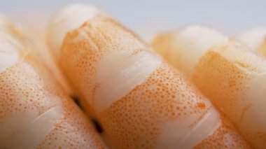 Macro shot 'ta pişmiş karides. Beyaz veya gri arkaplanda izole edilmiş karides gıdalarının ayrıntılı renkleri