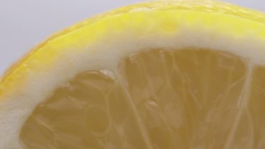 Beyaz arka planda izole edilmiş limon meyvesi dilimi