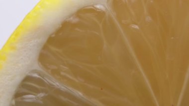 Taze dilimlenmiş limonlu Macro shot. Parlak sarı limon dilimleri ve ince ten