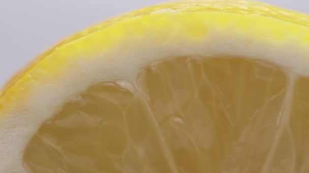 Snijd van citroenfruit geïsoleerd op witte achtergrond — Stockvideo