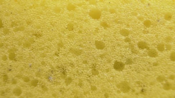 Макро-снимок жёлтой губки или пены памяти — стоковое видео