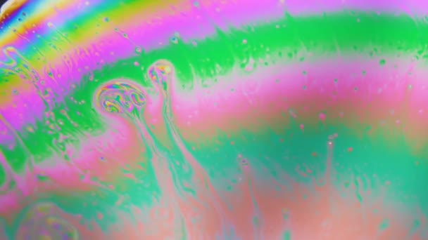 Abstrato Líquido arco-íris multicolorido. Um bando de bolhas atravessando camadas — Vídeo de Stock