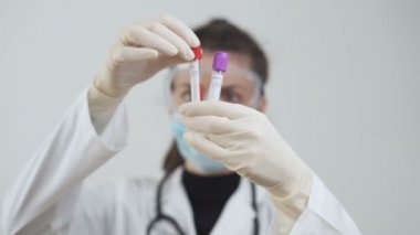 Laboratuvarda koronavirüs tedavisi üzerinde çalışan kadın bilim adamı