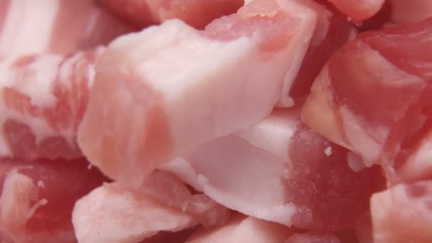 Detailní záběr na hromadu nakrájené syrové slaniny v misce — Stock video