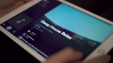 Sofya, Bulgaristan-23 03 03: 2020: Spotify uygulamasında kaydırılan el silueti, bir şarkı seçiyor