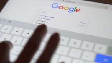 Sofya, Bulgaristan-23 03 03 2020: Google arama sekmesinde parmak koronavirüsü yazmak için kapatma